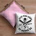 Friseurin Kissen mit Füllung 40x40 GEschenk Alles Wird Schön Eure Friseurin Ist Wieder Da (Grau) Rosa Trendation