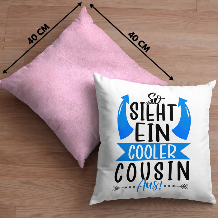 Cousin Kissen mit Füllung 40x40 Geschenk So Sieht Ein Cooler Cousin Aus Geschenkidee Bester Cousin (Grau) Rosa Trendation