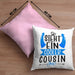 Cousin Kissen mit Füllung 40x40 Geschenk So Sieht Ein Cooler Cousin Aus Geschenkidee Bester Cousin (Grau) Rosa Trendation
