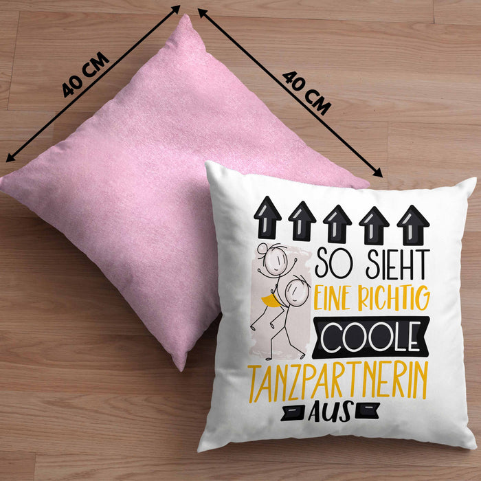 Tanzpartnerin Geschenk Kissen mit Füllung 40x40 Lustig Geschenkidee für Tanzpartnerin Geburtstag So Sieht Eine Richtig Coole Tanzpartnerin Aus Frauen Spruch (Grau) Rosa Trendation