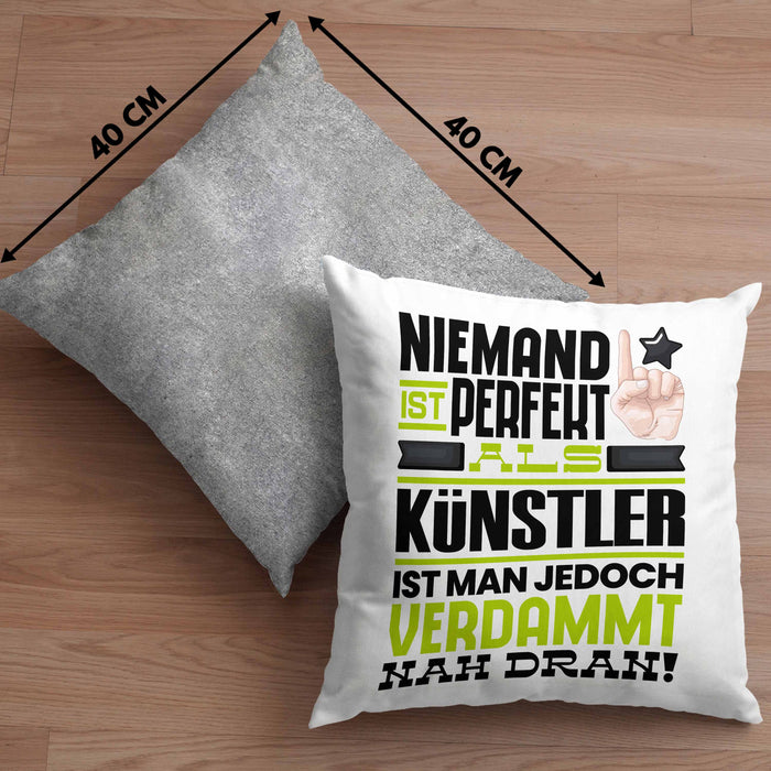 Künstler Geschenk Kissen mit Füllung 40x40 Lustige Geschenkidee für Künstler Geburtstag Niemand Ist Perfekt Aber Als Künstler Ist Man Nah Dran (Grau) Grau Trendation