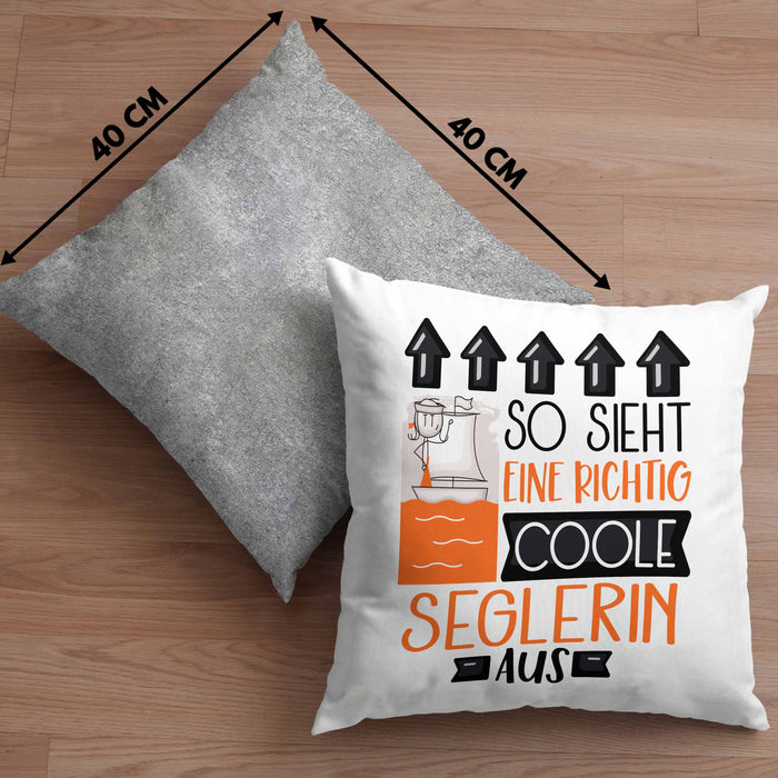 Seglerin Geschenk Kissen mit Füllung 40x40 Lustig Geschenkidee für Seglerin Geburtstag So Sieht Eine Richtig Coole Seglerin Aus Frauen Spruch (Grau) Grau Trendation