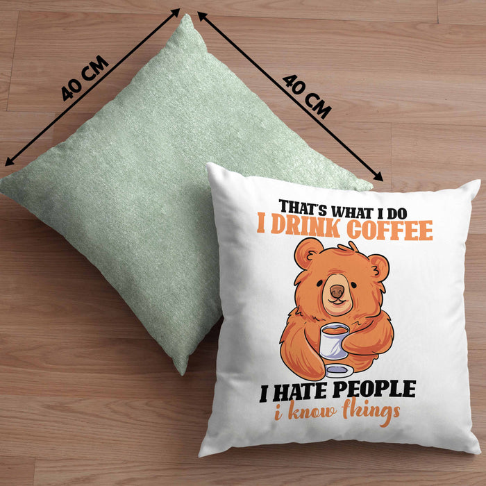 Bär Kaffe Kissen mit Füllung 40x40 Geschenk Lustiger Spruch I Hate People And I Know Things Geschenkidee Geburtstag (Grau) Grün Trendation