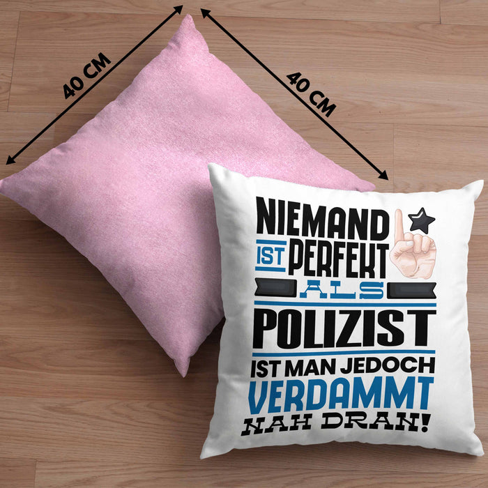 Polizist Geschenk Kissen mit Füllung 40x40 Lustige Geschenkidee für Polizist Geburtstag Niemand Ist Perfekt Aber Als Polizist Ist Man Nah Dran (Grau) Rosa Trendation