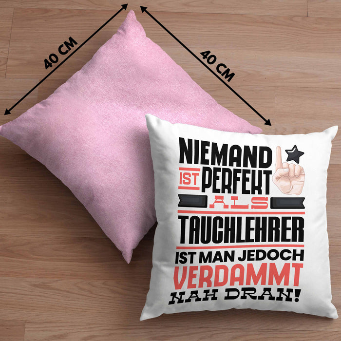 Tauchlehrer Geschenk Kissen mit Füllung 40x40 Lustige Geschenkidee für Tauchlehrer Geburtstag Niemand Ist Perfekt Aber Als Tauchlehrer Ist Man Nah Dran (Grau) Rosa Trendation