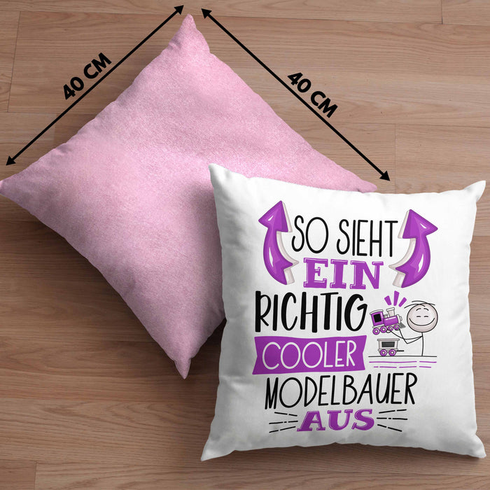 Modelbauer Kissen mit Füllung 40x40 So Sieht Ein Richtig Cooler Modelbauer Aus Geschenk Lustiger Spruch Geschenkidee (Grau) Rosa Trendation