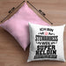 Stewardess Kissen mit Füllung 40x40 Geschenk für Stewardessin Lustiger Spruch (Grau) Rosa Trendation
