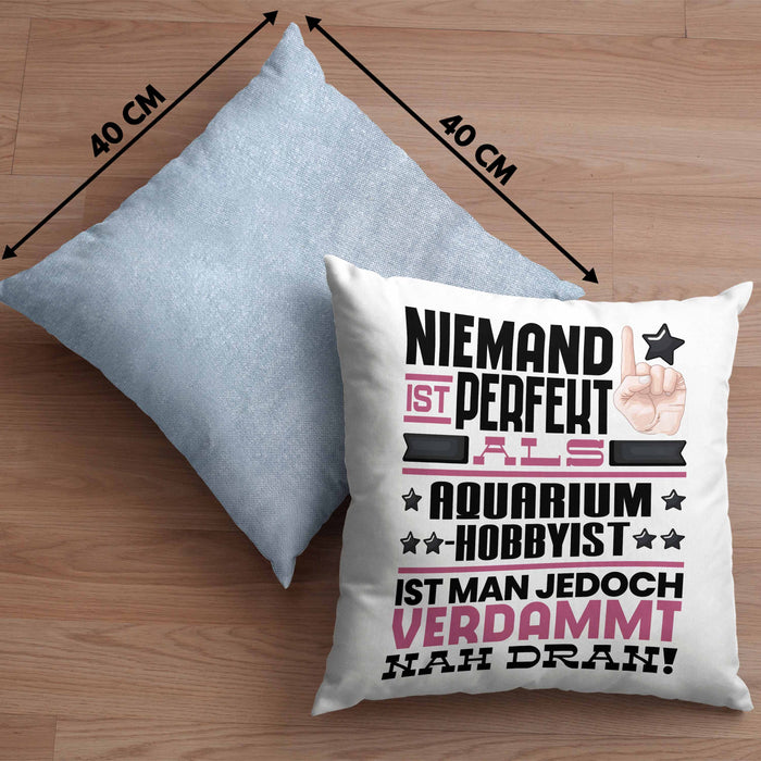 Aquarium-Hobbyist Geschenk Kissen mit Füllung 40x40 Lustige Geschenkidee für Aquarium-Hobbyist Geburtstag Niemand Ist Perfekt Aber Als Aquarium-Hobbyist Ist Man Nah Dran (Grau) Blau Trendation
