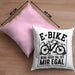 E-Bike Fahrer Geschenk Kissen mit Füllung 40x40 Elektro-Fahrrad Berg Oder Tal Ist Mir Egal Geschenkidee (Grau) Rosa Trendation