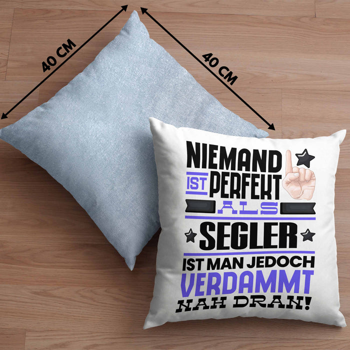 Segler Geschenk Kissen mit Füllung 40x40 Lustige Geschenkidee für Segler Geburtstag Niemand Ist Perfekt Aber Als Segler Ist Man Nah Dran (Grau) Blau Trendation