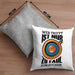 Bogenschießen Kissen mit Füllung 40x40 mit Bogenschütze Spruch - Geschenk für Pfeil und Bogen Fans Wer Trifft Ist Nur Zu Faul Zum Suchen (Grau) Grau Trendation