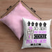 Ingenieurin Geschenk Kissen mit Füllung 40x40 Lustig Geschenkidee für Ingenieurin Geburtstag So Sieht Eine Richtig Coole Ingenieurin Aus Frauen Spruch (Grau) Rosa Trendation