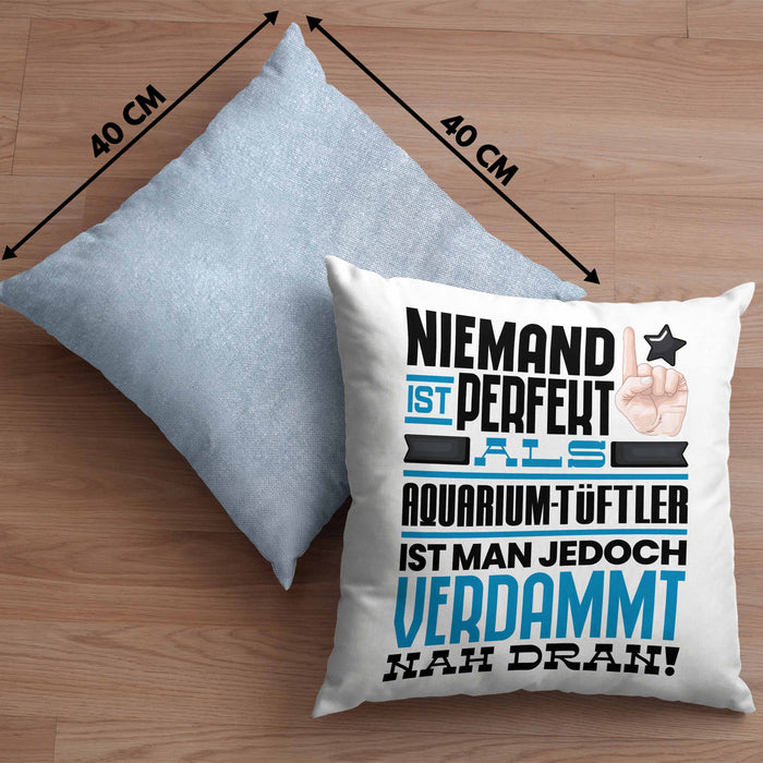 Aquarium-Tüftler Geschenk Kissen mit Füllung 40x40 Lustige Geschenkidee für Aquarium-Tüftler Geburtstag Niemand Ist Perfekt Aber Als Aquarium-Tüftler Ist Man Nah Dran (Grau) Blau Trendation