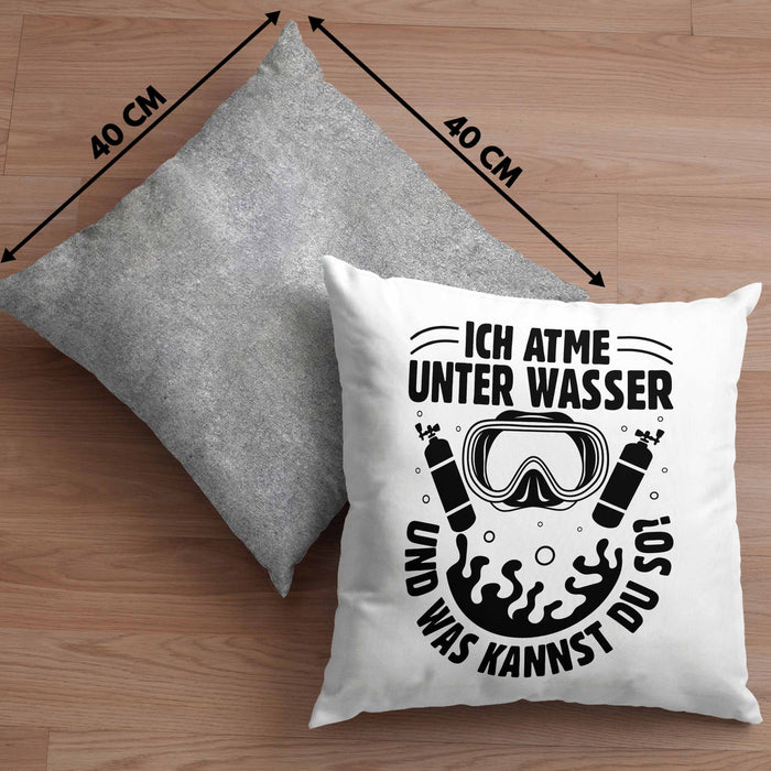 Taucher Kissen mit Füllung 40x40 Geschenkidee Männer Frauen Tauch-Profi Geschenk Ich Atme Unter Wasser Und Was Kannst Du So Häferl (Grau) Grau Trendation