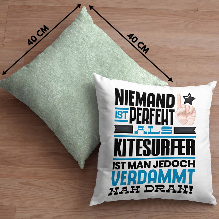 Kitesurfer Geschenk Kissen mit Füllung 40x40 Lustige Geschenkidee für Kitesurfer Geburtstag Niemand Ist Perfekt Aber Als Kitesurfer Ist Man Nah Dran (Grau) Grün Trendation