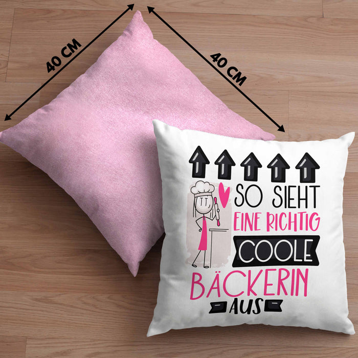 Bäckerin Geschenk Kissen mit Füllung 40x40 Lustig Geschenkidee für Bäckerin Geburtstag So Sieht Eine Richtig Coole Bäckerin Aus Frauen Spruch (Grau) Rosa Trendation
