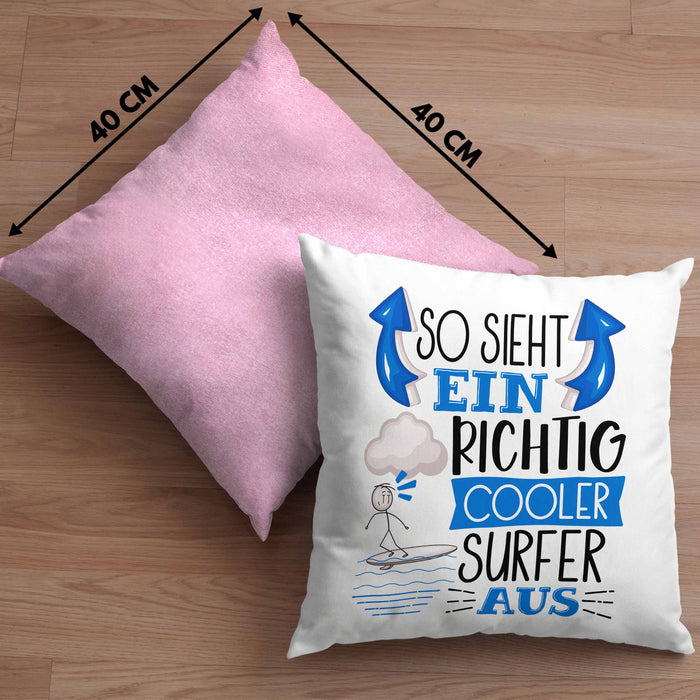 Surfer Kissen mit Füllung 40x40 Geschenk So Sieht Ein Richtig Cooler Surfer Aus Geschenkidee Spruch Lustig (Grau) Rosa Trendation