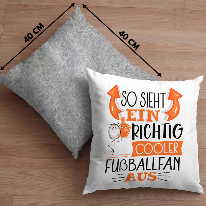 So Sieht Ein Richtig Cooler Fußballfan Aus Geschenk Kissen mit Füllung 40x40 Lustiger Spruch Geschenkidee (Grau) Grau Trendation