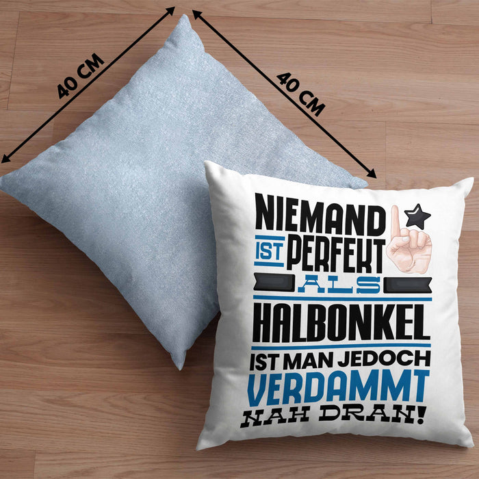 Halbonkel Geschenk Kissen mit Füllung 40x40 Lustige Geschenkidee für Halbonkel Geburtstag Niemand Ist Perfekt Aber Als Halbonkel Ist Man Nah Dran (Grau) Blau Trendation
