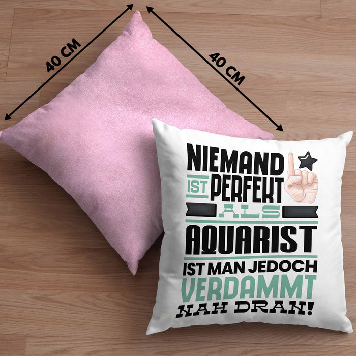 Aquarist Geschenk Kissen mit Füllung 40x40 Lustige Geschenkidee für Aquarist Geburtstag Niemand Ist Perfekt Aber Als Aquarist Ist Man Nah Dran (Grau) Rosa Trendation