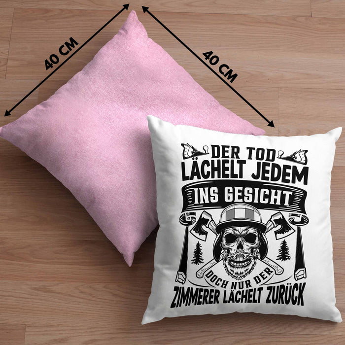Zimmerer Geschenk Kissen mit Füllung 40x40 Der Tod Lächelt Jedem Ins Gesicht Doch Nur Der Zimmerer Läächelt Zurück (Grau) Rosa Trendation