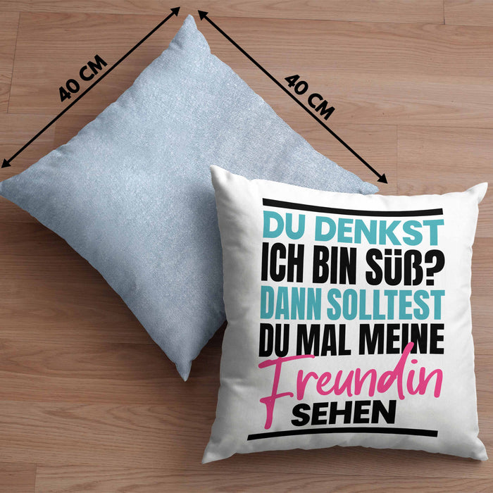 Du Denkst Ich Bin Süß Dann Solltest Du Mal Meine Freundin Sehen Kissen mit Füllung 40x40 Geschenk Spruch Eifersüchtige Freundin (Grau) Blau Trendation