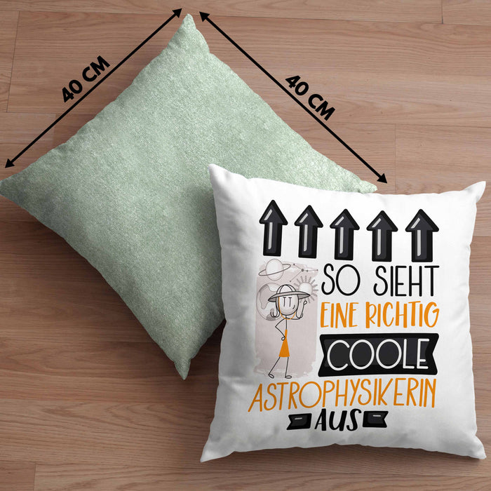 Astrophysikerin Geschenk Kissen mit Füllung 40x40 Geschenkidee für Astrophysikerin Geburtstag Weihnachten Spruch So Sieht Eine Richtig Coole Astrophysikerin Aus (Grau) Grün Trendation