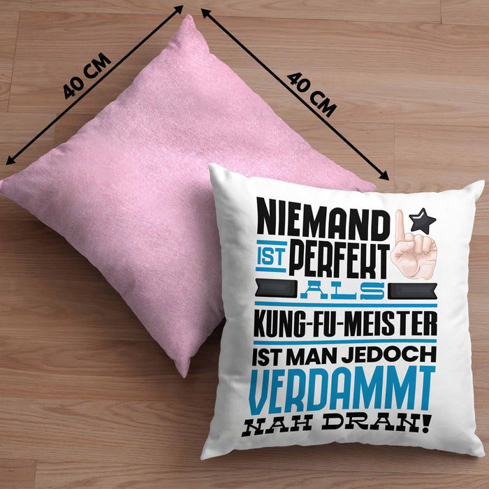 Kung-Fu-Meister Geschenk Kissen mit Füllung 40x40 Lustige Geschenkidee für Kung-Fu-Meister Geburtstag Niemand Ist Perfekt Aber Als Kung-Fu-Meister Ist Man Nah Dran (Grau) Rosa Trendation