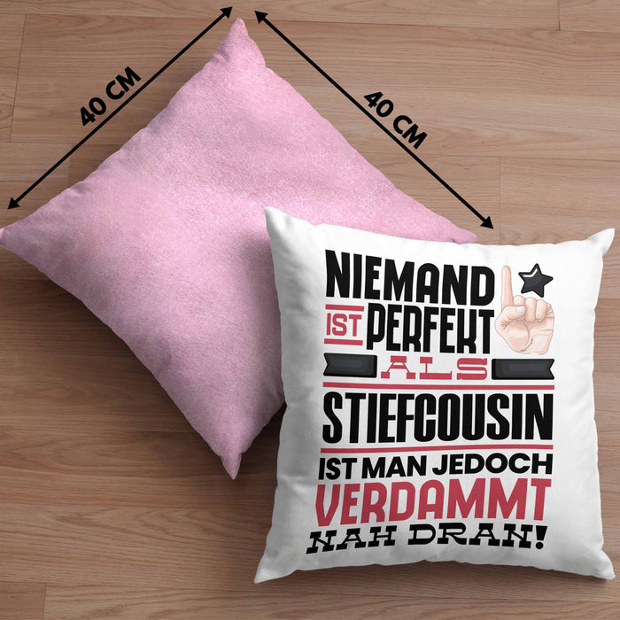 Stiefcousin Geschenk Kissen mit Füllung 40x40 Lustige Geschenkidee für Stiefcousin Geburtstag Niemand Ist Perfekt Aber Als Stiefcousin Ist Man Nah Dran (Grau) Rosa Trendation