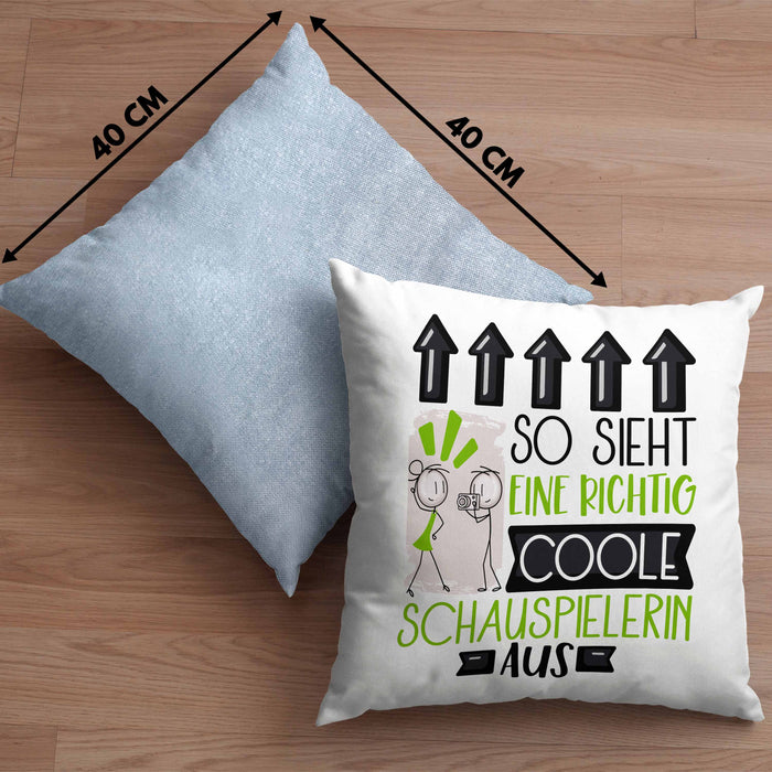 Schauspielerin Geschenk Kissen mit Füllung 40x40 Lustig Geschenkidee für Schauspielerin Geburtstag So Sieht Eine Richtig Coole Schauspielerin Aus Frauen Spruch (Grau) Blau Trendation