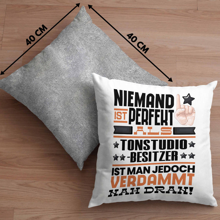 Tonstudio-Besitzer Geschenk Kissen mit Füllung 40x40 Lustige Geschenkidee für Tonstudio-Besitzer Geburtstag Niemand Ist Perfekt Aber Als Tonstudio-Besitzer Ist Man Nah Dran (Grau) Grau Trendation