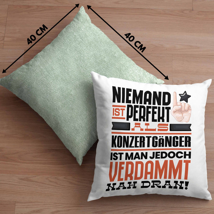 Konzertgänger Geschenk Kissen mit Füllung 40x40 Lustige Geschenkidee für Konzertgänger Geburtstag Niemand Ist Perfekt Aber Als Konzertgänger Ist Man Nah Dran (Grau) Grün Trendation