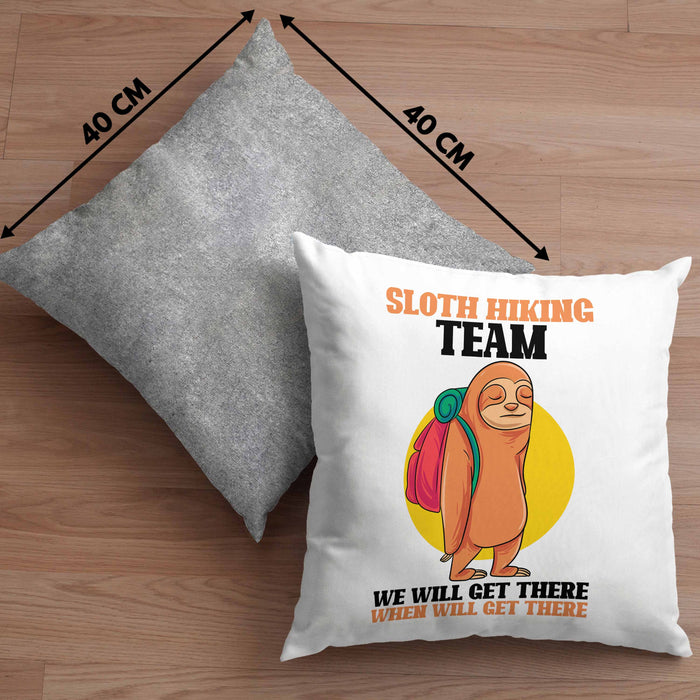 Sloth Hiking Team Kissen mit Füllung 40x40 Geschenk Lustiger Spruch Wander Berge We Will Get There When We Get There Geschenkidee Geburtstag (Grau) Grau Trendation