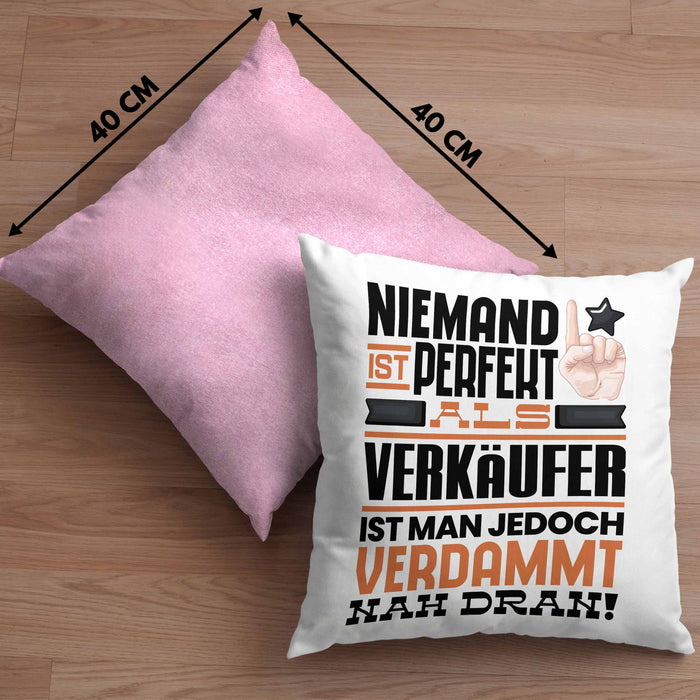 Verkäufer Geschenk Kissen mit Füllung 40x40 Lustige Geschenkidee für Verkäufer Geburtstag Niemand Ist Perfekt Aber Als Verkäufer Ist Man Nah Dran (Grau) Rosa Trendation