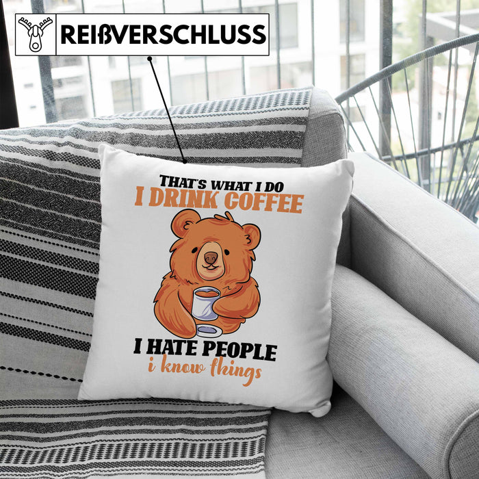 Bär Kaffe Kissen mit Füllung 40x40 Geschenk Lustiger Spruch I Hate People And I Know Things Geschenkidee Geburtstag (Grau) Blau Trendation