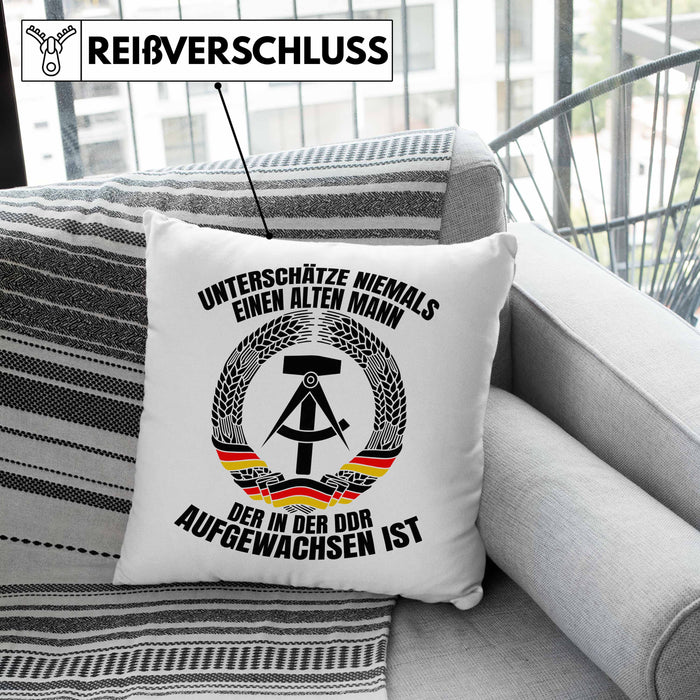 DDR Mann Kissen mit Füllung 40x40 Geschenk Unterschätze Niemals Einen Alten Mann Der In Der DDR AufgewachsenIst (Grau) Grau Trendation