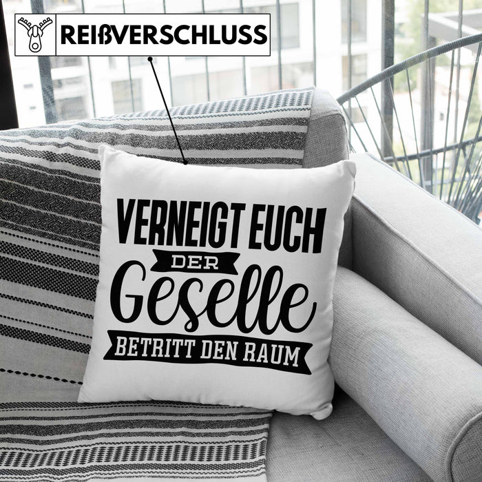 Geselle Prüfung Bestanden Kissen mit Füllung 40x40 Geschenk Verneigt Euch Der Geselle Betritt Den Raum (Grau) Grün Trendation