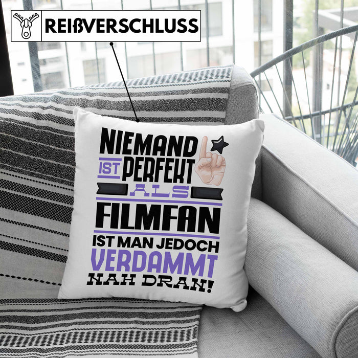 Filmfan Geschenk Kissen mit Füllung 40x40 Lustige Geschenkidee für Filmfan Geburtstag Niemand Ist Perfekt Aber Als Filmfan Ist Man Nah Dran (Grau) Grün Trendation