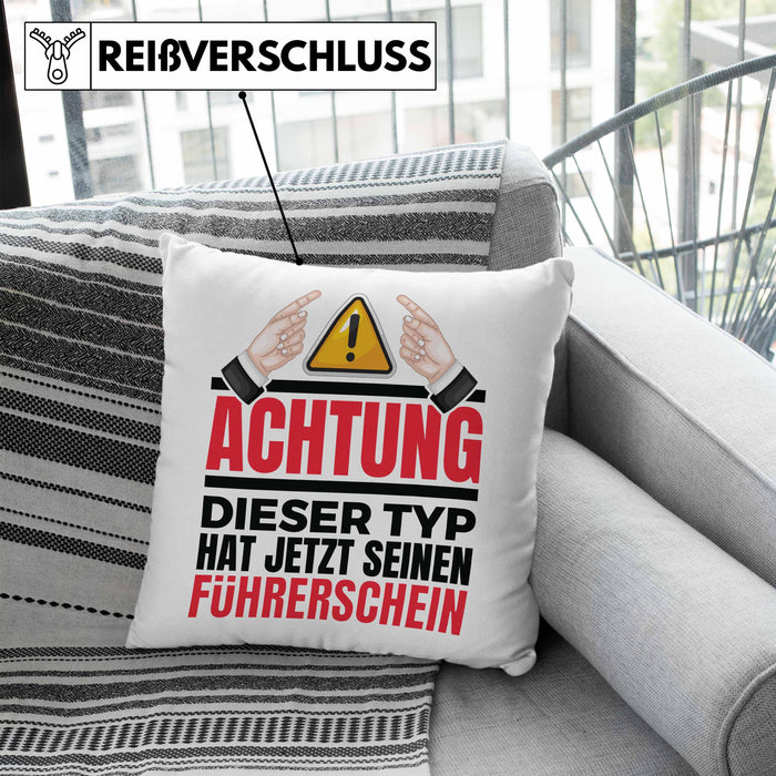 Führerschein Bestanden Geschenk Kissen mit Füllung 40x40 Bestandener Führerschein Achtung Dieser Typ Hat Jetzt Seinen Führerschein Fahrschule (Grau) Blau Trendation