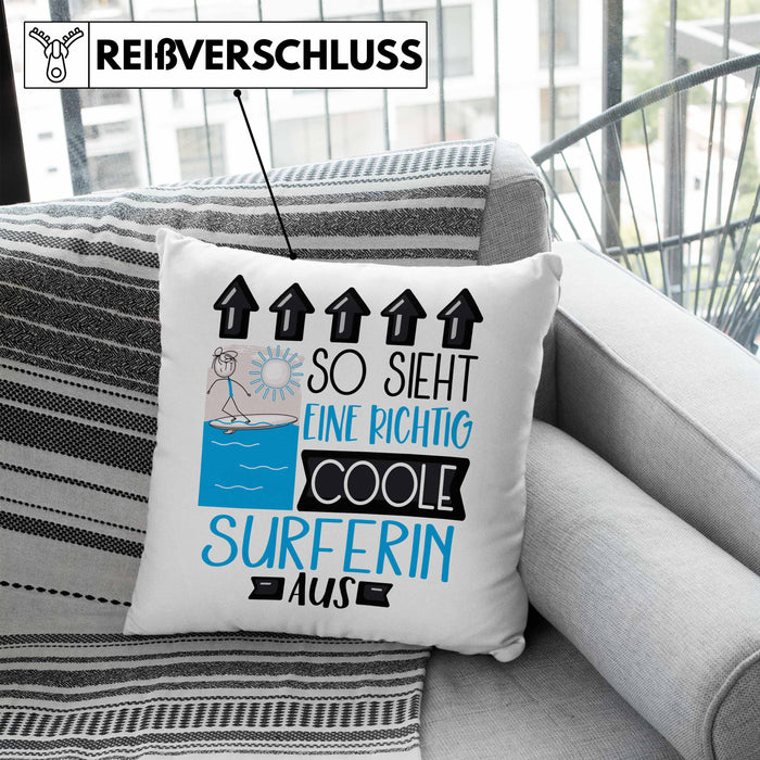Surferin Geschenk Kissen mit Füllung 40x40 Lustig Geschenkidee für Surferin Geburtstag So Sieht Eine Richtig Coole Surferin Aus Frauen Spruch (Grau) Blau Trendation