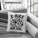 E-Bike Fahrer Geschenk Kissen mit Füllung 40x40 Elektro-Fahrrad Berg Oder Tal Ist Mir Egal Geschenkidee (Grau) Blau Trendation