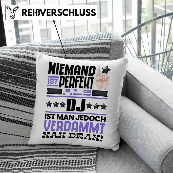 DJ Geschenk Kissen mit Füllung 40x40 Lustige Geschenkidee für DJ Geburtstag Niemand Ist Perfekt Aber Als DJ Ist Man Nah Dran (Grau) Grau Trendation