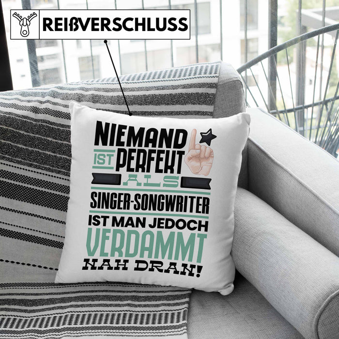 Singer-Songwriter Geschenk Kissen mit Füllung 40x40 Lustige Geschenkidee für Singer-Songwriter Geburtstag Niemand Ist Perfekt Aber Als Singer-Songwriter Ist Man Nah Dran (Grau) Rosa Trendation