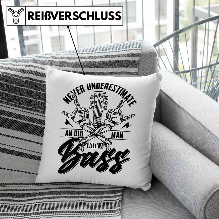 Bassist Kissen mit Füllung 40x40 Geschenk Bass-Spieler Geschenkidee Never Underestimate An Old Man With A Bass (Grau) Grün Trendation
