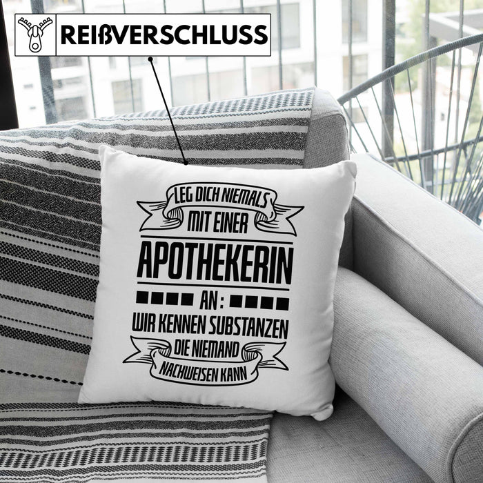 Apothekerin Kissen mit Füllung 40x40 Geschenk Wir Kennen Substanzen Die Niemand Nachweisen Kann Lustig Spruch (Grau) Rosa Trendation