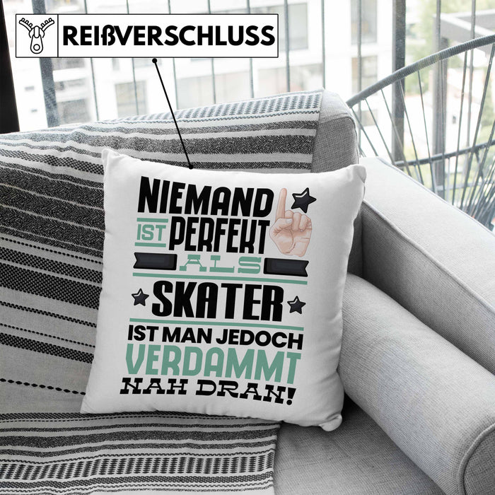 Skater Geschenk Kissen mit Füllung 40x40 Lustige Geschenkidee für Skater Geburtstag Niemand Ist Perfekt Aber Als Skater Ist Man Nah Dran (Grau) Blau Trendation