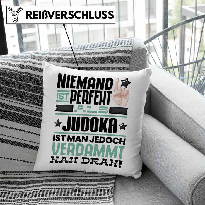 Judoka Geschenk Kissen mit Füllung 40x40 Lustige Geschenkidee für Judoka Geburtstag Niemand Ist Perfekt Aber Als Judoka Ist Man Nah Dran (Grau) Blau Trendation