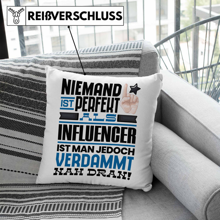 Influencer Geschenk Kissen mit Füllung 40x40 Lustige Geschenkidee für Influencer Geburtstag Niemand Ist Perfekt Aber Als Influencer Ist Man Nah Dran (Grau) Blau Trendation