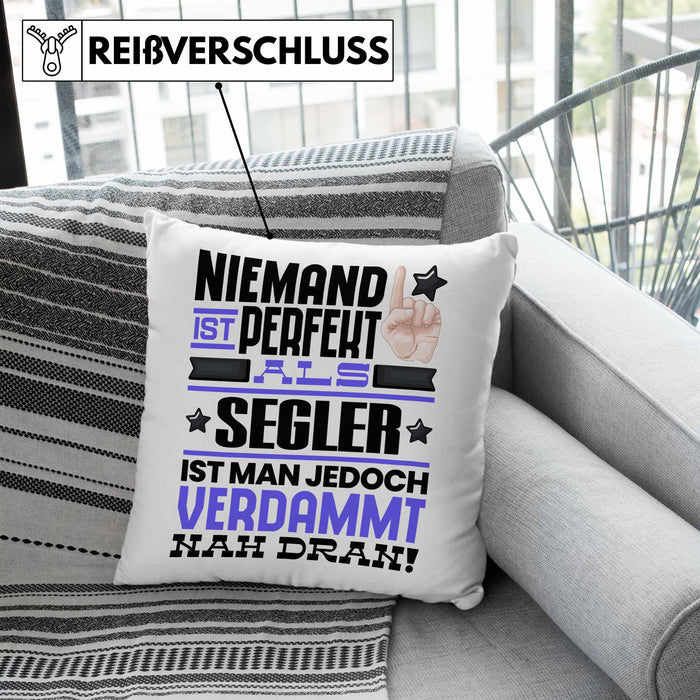Segler Geschenk Kissen mit Füllung 40x40 Lustige Geschenkidee für Segler Geburtstag Niemand Ist Perfekt Aber Als Segler Ist Man Nah Dran (Grau) Blau Trendation
