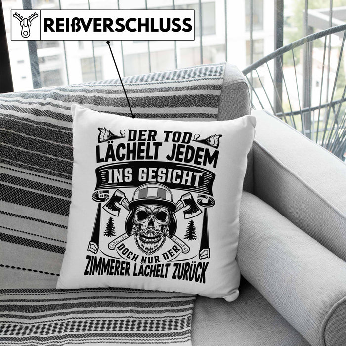 Zimmerer Geschenk Kissen mit Füllung 40x40 Der Tod Lächelt Jedem Ins Gesicht Doch Nur Der Zimmerer Läächelt Zurück (Grau) Blau Trendation